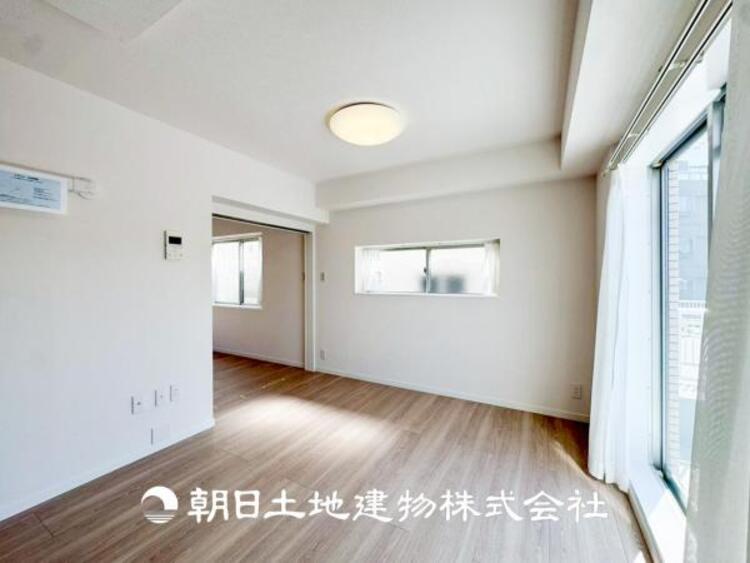 居間 【リビング】1日の中で最も長い時間を過ごすことになるリビングだからこそ、いつも笑顔があふれる空間であるように。広々とした空間から幸せな未来を。