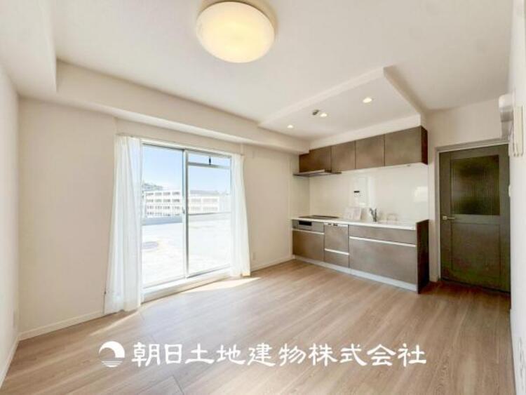 居間 【リビング】リビングにはみんなが集い、食事や楽しい会話が始まる。話に夢中になりすぎて、ついつい時を忘れてしまう。そんな束の間の幸せを感じさせてくれる場所。