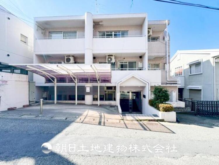 外観 【外観写真】表現された空間はたくさんの光を浴び、風を感じ、暮らしの時間を豊かにしてくれます。デザインされた空間と競い合うかのような充実した建物と共に大切な家族の思い出を刻んでいきます。