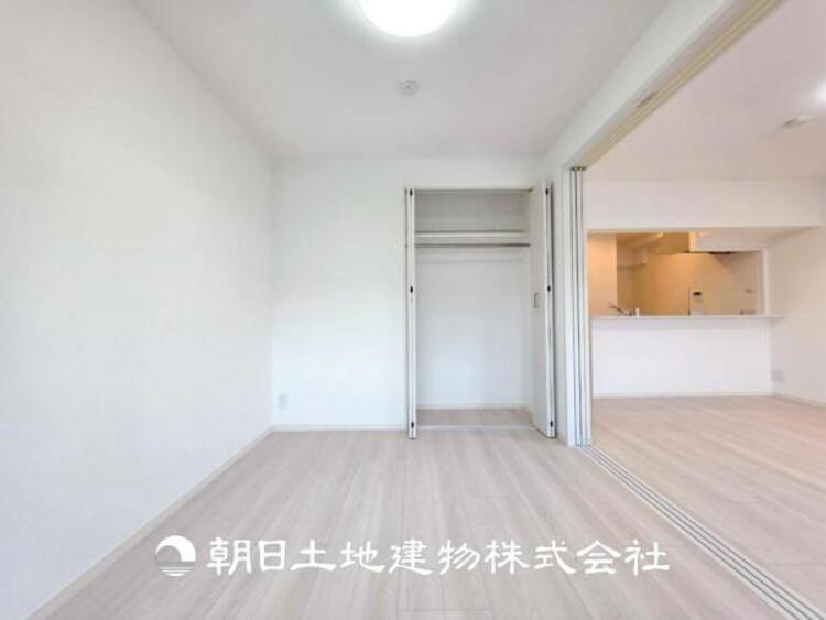 内装 【居室】爽やかな空間演出とセンス良く纏められた室内は良質な寛ぎ空間。そこで暮らす大切な人達のことを考え造りこんだ空間は日々の生活に安らぎを与えてくれます。