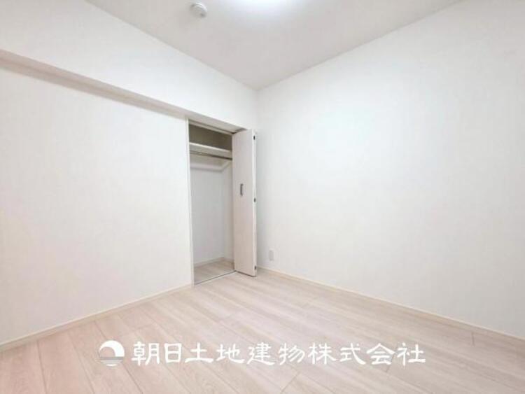 内装 【居室】大切なご家族、招いた友人と過ごす大切な時間を差し込む光が優しく包み込む空間。大切な人とともに、心穏やかに過ごすひとときを味わってください。