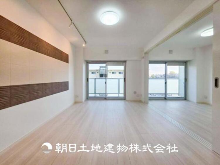 居間 【リビング】1日の中で最も長い時間を過ごすことになるリビングだからこそ、いつも笑顔があふれる空間であるように。広々とした空間から幸せな未来を。