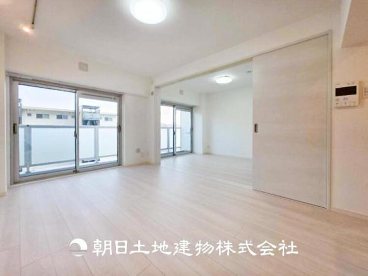 居間 【リビング】リビングにはみんなが集い、食事や楽しい会話が始まる。話に夢中になりすぎて、ついつい時を忘れてしまう。そんな束の間の幸せを感じさせてくれる場所。