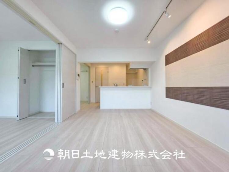 居間 【リビング】開放的で明るい空間が広がるLDK。リビングには暖かな太陽が降り注ぎ、爽やかな住空間です。お友達を呼んでお茶をしたり、一緒に料理を楽しみながら楽しい時間を。