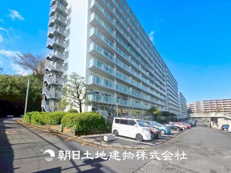 外観 【外観写真】表現された空間はたくさんの光を浴び、風を感じ、暮らしの時間を豊かにしてくれます。デザインされた空間と競い合うかのような充実した建物と共に大切な家族の思い出を刻んでいきます。