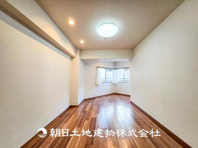 内装 【居室】趣味・感性で個性的に飾って頂けるようシンプルに仕上げてあります。