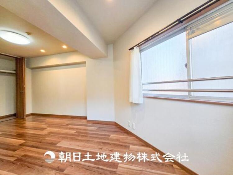 内装 【居室】一人で過ごす空間は音楽を聴いたり読書をしたりと趣味を楽しめる空間です。