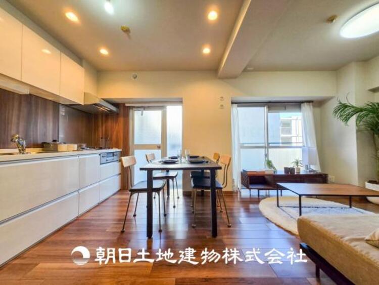 居間 【リビング】家族や友人との時間など、１番多くの時間を過ごす空間だからこそ落ち着いた空間になります。