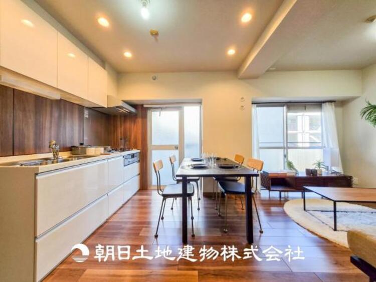 居間 【リビング】大切なご家族、招いた友人と過ごすひと時を溢れる光が優しく包み込む空間。