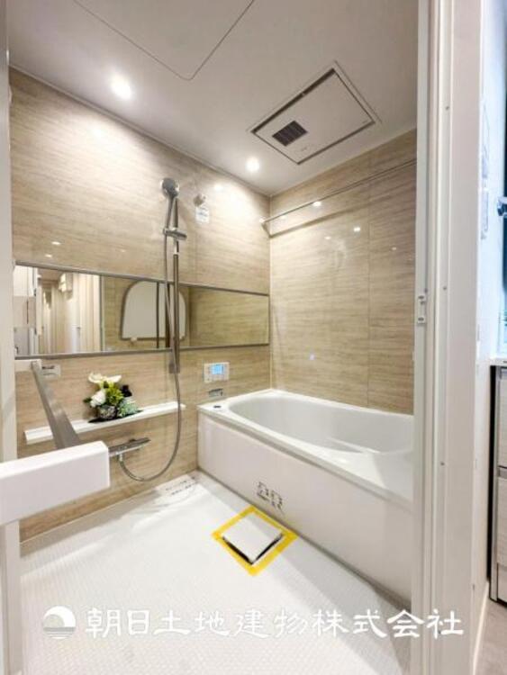 風呂 【浴室】半身浴もできる広々とした湯舟があり、浴室暖房乾燥機付きで冬でもポカポカです！