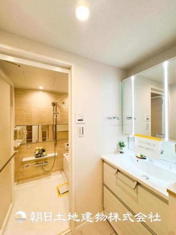 洗面 【洗面化粧台】広々とした洗面台は、日々の身だしなみチェックや歯磨きなど、朝の慌ただしい時間でも心に余裕とゆとりを作ってくれます。今日も１日頑張ろう。そう思える場所でありたいと思っています。