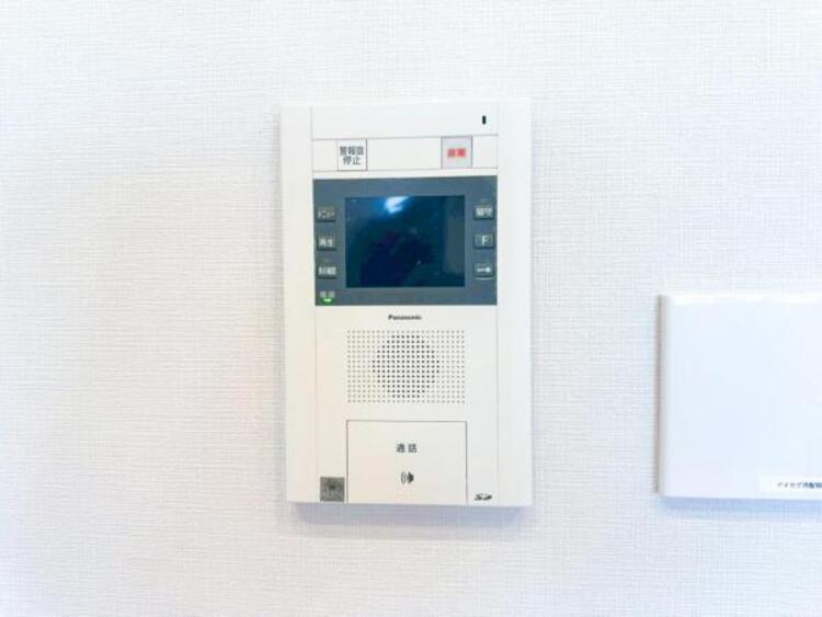 設備 【モニター付きインターホン】訪問者の確認が出来るので、セキュリティ対策にも最適のモニター付きインターホン。