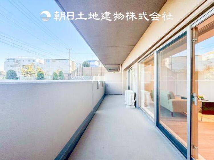 バルコニー 【バルコニー】温かい太陽を感じる事ができるのは、目の前に遮るものが無いから。彼方に広がる風景が絵画のように広がります。
