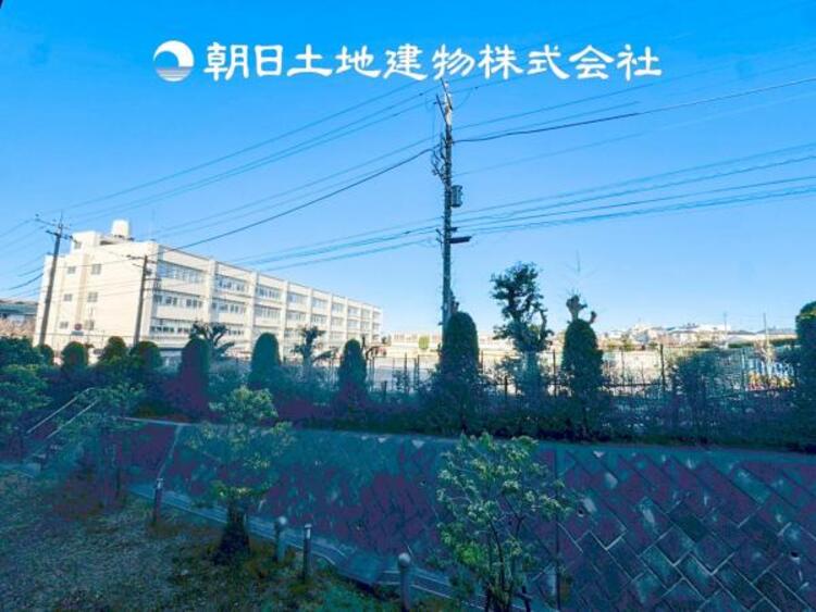 その他 【眺望】気持ちよい開放感があり、遮るものもなく気持ちのいい景色が広がります。お部屋にも爽やかな風と暖かく柔らかな日差しが差し込み、気持ちを穏やかにしてくれます。毎日の暮らしを豊かに彩ります。