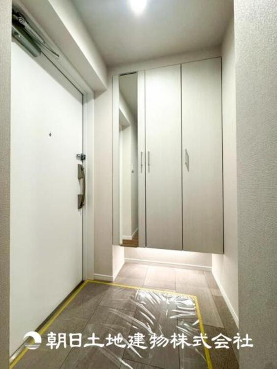 その他 【玄関】高級感漂う玄関と廊下。大好きなご家族の帰り、遊びに来てくれる友人を優しく迎える・優しさに満ちた生活空間を演出します。ハッピーな生活を予感させます。