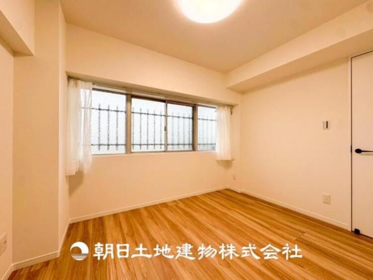 内装 【居室】爽やかな空間演出とセンス良く纏められた室内は良質な寛ぎ空間。そこで暮らす大切な人達のことを考え造りこんだ空間は日々の生活に安らぎを与えてくれます。