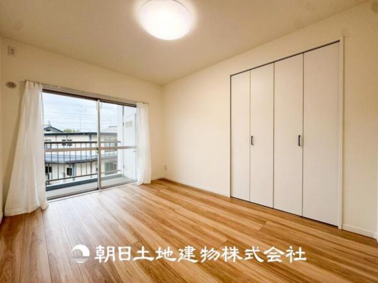 内装 【居室】大切なご家族、招いた友人と過ごす大切な時間を差し込む光が優しく包み込む空間。大切な人とともに、心穏やかに過ごすひとときを味わってください。