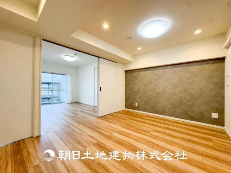 居間 【リビング】リビングにはみんなが集い、食事や楽しい会話が始まる。話に夢中になりすぎて、ついつい時を忘れてしまう。そんな束の間の幸せを感じさせてくれる場所。お子様の勉強スペースとしても活用できます。