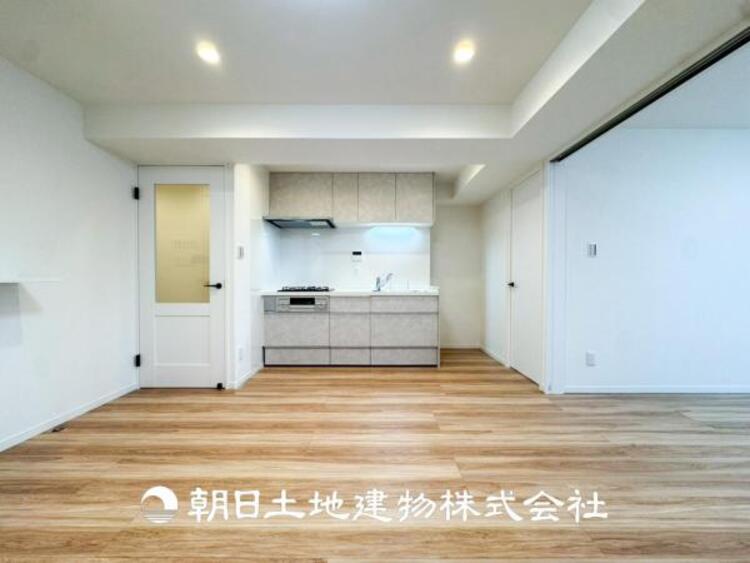 居間 【リビング】大切なご家族、招いた友人と過ごすひと時を溢れる光が優しく包み込む空間。大切な人とともに、心穏やかに過ごすひととき。家族との時間、自分の時間を大切にできる空間を作りました。