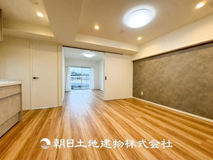 居間 【リビング】開放的で明るい空間が広がるLDK。リビングには暖かな太陽が降り注ぎ、爽やかな住空間です。お友達を呼んでお茶をしたり、一緒に料理を楽しみながら楽しい時間を。