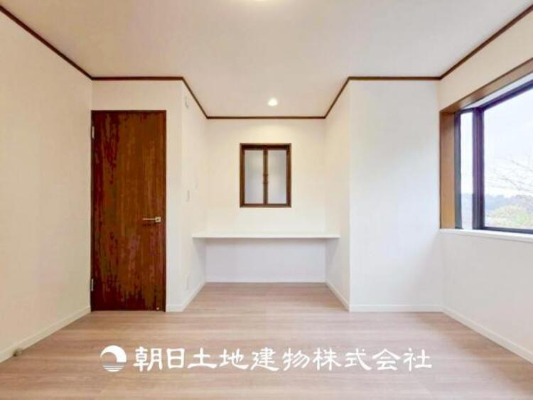 内装 【居室】爽やかな空間演出とセンス良く纏められた室内は良質な寛ぎ空間。そこで暮らす大切な人達のことを考え造りこんだ空間は日々の生活に安らぎを与えてくれます。