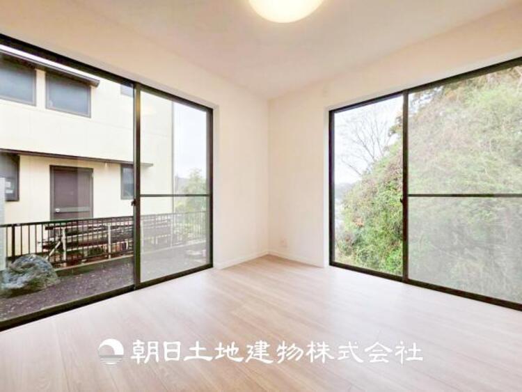 内装 【居室】大切な家族一人ひとりの大切な個別空間。趣味・感性で個性的に飾って頂けるようシンプルに仕上げてあります。自分時間を充実させながら心豊かなひとときを過ごすための大切な空間。