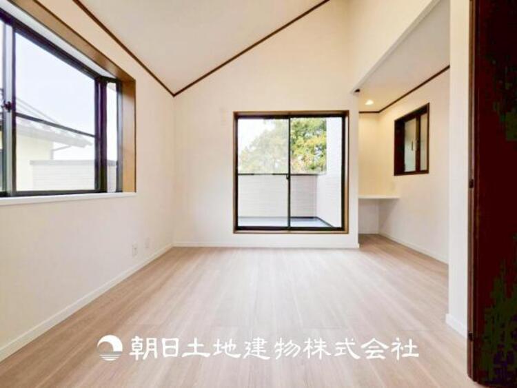 内装 【居室】人間の感性を育むプライベートルームはシンプルが１番だと思います。好みの空間で本を読んだり、音楽を聞いたりと、大切な一人の時間も充実したものにできます。