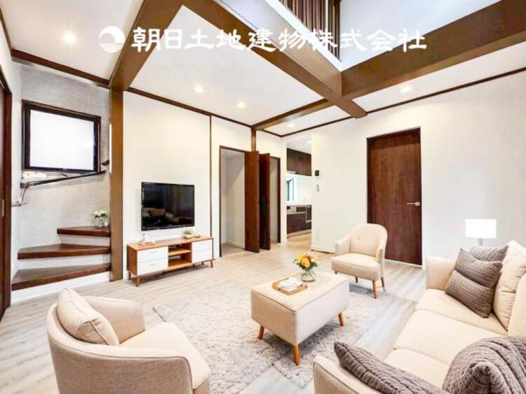 居間 【リビング】1日の中で最も長い時間を過ごすことになるリビングだからこそ、いつも笑顔があふれる空間であるように。広々とした空間から幸せな未来を。※家具は物件に含みません