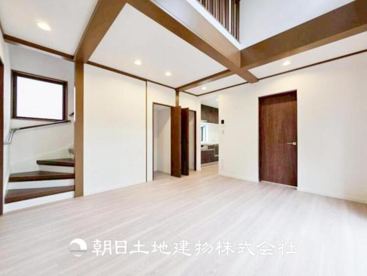 居間 【リビング】開放的で明るい空間が広がるLDK。リビングには暖かな太陽が降り注ぎ、爽やかな住空間です。お友達を呼んでお茶をしたり、一緒に料理を楽しみながら楽しい時間を。