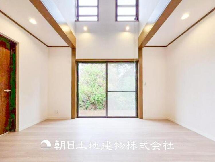 居間 【リビング】大切なご家族、招いた友人と過ごすひと時を溢れる光が優しく包み込む空間。大切な人とともに、心穏やかに過ごすひととき。家族との時間、自分の時間を大切にできる空間を作りました。