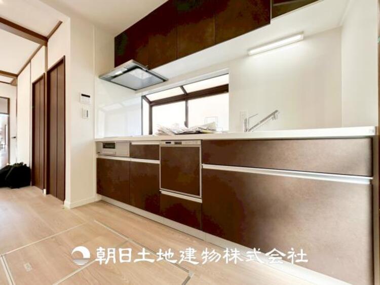 キッチン 【キッチン】住宅の主役でもあり、日常生活を過ごす上で重要な水回りでもあるからこそ機能性・デザイン性に拘りました。お掃除のしやすいシステムキッチンを設置しました。