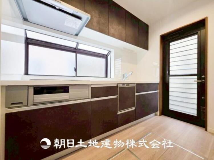 キッチン 【キッチン】仲良しなご夫婦、お子様、みんなでお料理ができる程の贅沢なスペースを実現したキッチンとなっております。みんなで作った料理を召し上がりながらの会話は盛り上がること間違いなしです。