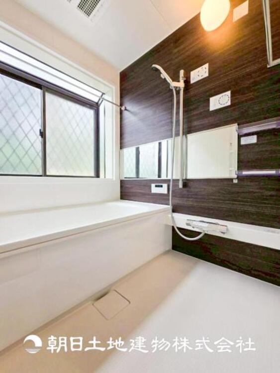 風呂 【浴室】1日の疲れを癒すバスタイム。心地よいリラックスを叶える独立した美しい空間です。心からゆったりと寛いでいただけるよう、ゆとりのスペースを確保しています。