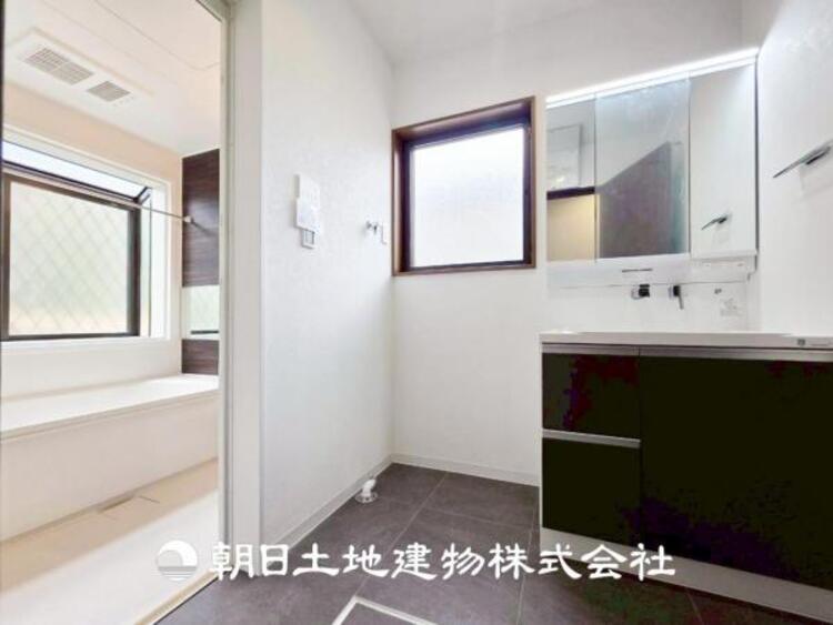 洗面 【洗面化粧台】広々とした洗面化粧台はたっぷり収納もさる事ながら、身だしなみチェックや歯磨きなど、朝の慌ただしい時間でも心に余裕とゆとりを作ってくれます。