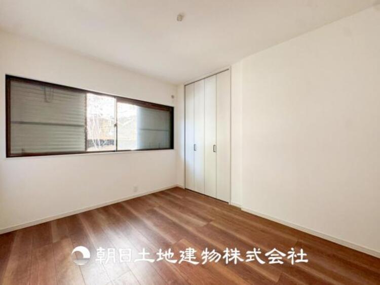 内装 【居室】爽やかな空間演出とセンス良く纏められた室内は良質な寛ぎ空間。そこで暮らす大切な人達のことを考え造りこんだ空間は日々の生活に安らぎを与えてくれます。