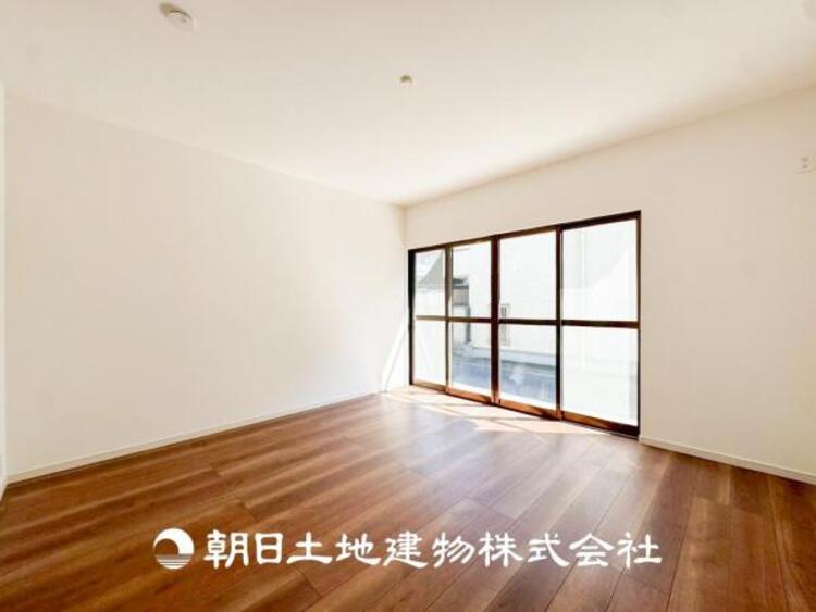 内装 【居室】大切な家族一人ひとりの大切な個別空間。趣味・感性で個性的に飾って頂けるようシンプルに仕上げてあります。自分時間を充実させながら心豊かなひとときを過ごすための大切な空間。