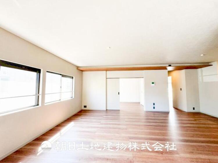 居間 【リビング】1日の中で最も長い時間を過ごすことになるリビングだからこそ、いつも笑顔があふれる空間であるように。広々とした空間から幸せな未来を。