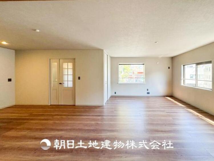 居間 【リビング】開放的で明るい空間が広がるLDK。リビングには暖かな太陽が降り注ぎ、爽やかな住空間です。お友達を呼んでお茶をしたり、一緒に料理を楽しみながら楽しい時間を。