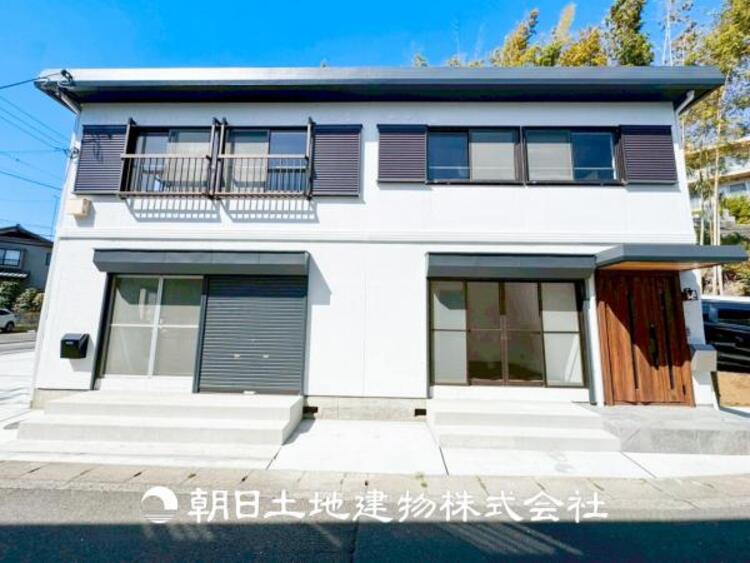 外観 【外観写真】表現された空間はたくさんの光を浴び、風を感じ、暮らしの時間を豊かにしてくれます。デザインされた空間と競い合うかのような充実した建物と共に大切な家族の思い出を刻んでいきます。