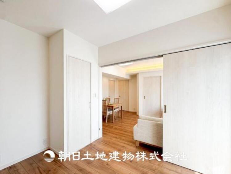 内装 【居室】爽やかな空間演出とセンス良く纏められた室内は良質な寛ぎ空間。そこで暮らす大切な人達のことを考え造りこんだ空間は日々の生活に安らぎを与えてくれます。