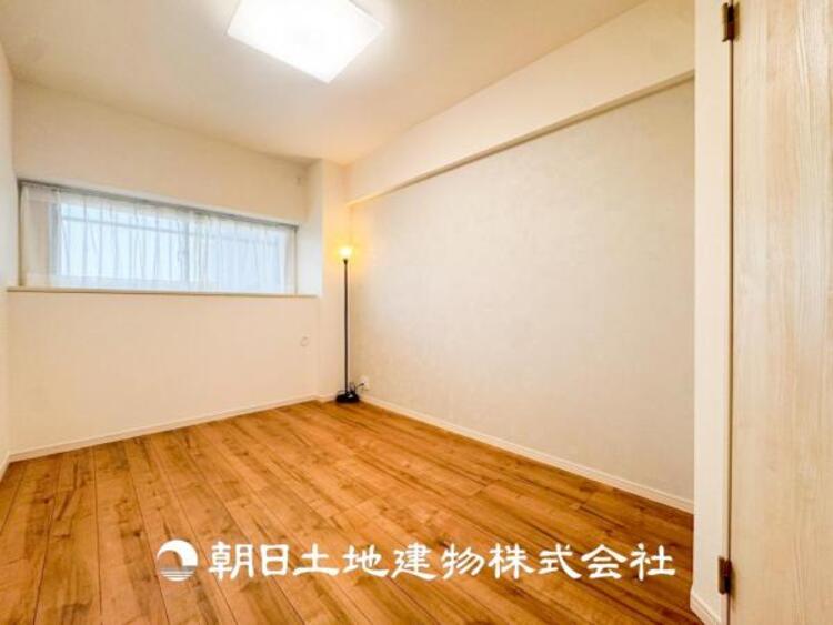 内装 【居室】大切なご家族、招いた友人と過ごす大切な時間を差し込む光が優しく包み込む空間。大切な人とともに、心穏やかに過ごすひとときを味わってください。