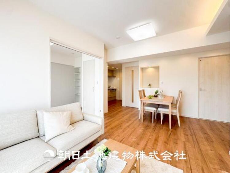 居間 【リビング】1日の中で最も長い時間を過ごすことになるリビングだからこそ、いつも笑顔があふれる空間であるように。広々とした空間から幸せな未来を。