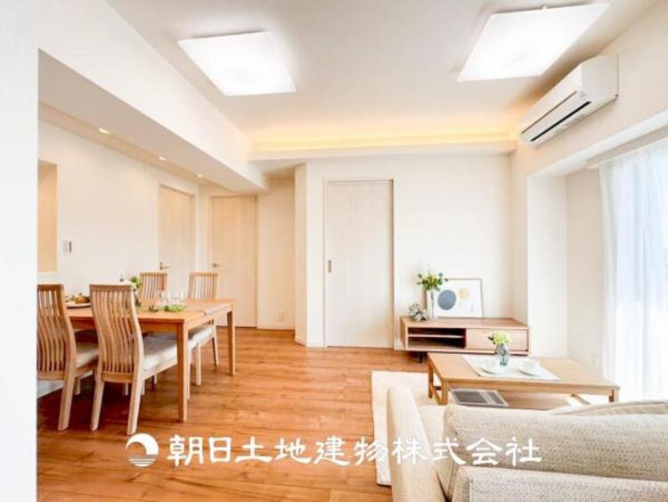 居間 【リビング】リビングにはみんなが集い、食事や楽しい会話が始まる。話に夢中になりすぎて、ついつい時を忘れてしまう。そんな束の間の幸せを感じさせてくれる場所。