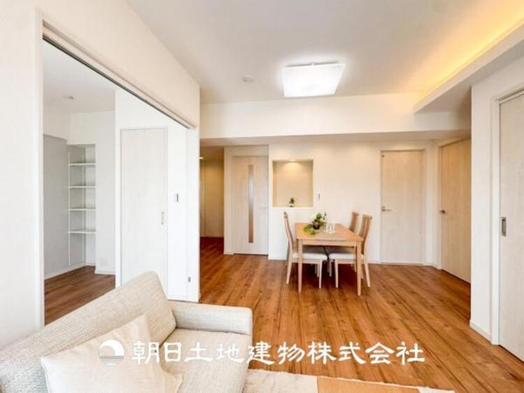 居間 【リビング】大切なご家族、招いた友人と過ごすひと時を溢れる光が優しく包み込む空間。大切な人とともに、心穏やかに過ごすひととき。家族との時間、自分の時間を大切にできる空間を作りました。