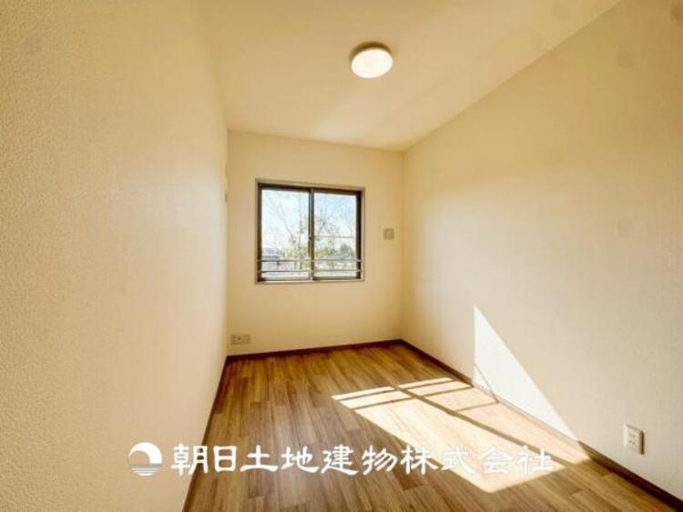 内装 【居室】爽やかな空間演出とセンス良く纏められた室内は良質な寛ぎ空間。そこで暮らす大切な人達のことを考え造りこんだ空間は日々の生活に安らぎを与えてくれます。