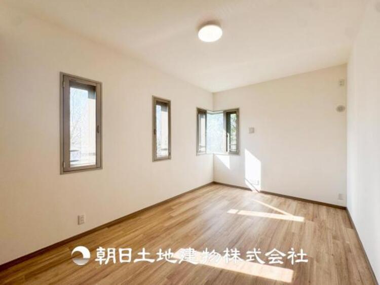 内装 【居室】人間の感性を育むプライベートルームはシンプルが１番だと思います。好みの空間で本を読んだり、音楽を聞いたりと、大切な一人の時間も充実したものにできます。