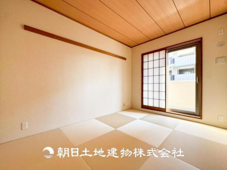 内装 【和室】和室には押し入れ、小さいながらも床の間もある上質な雰囲気を大切にした空間。思いのままにゴロンと横になったり、冬にはこたつでうたた寝したり、リラックスできる時間をお過ごしください。