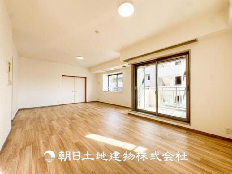 居間 【リビング】1日の中で最も長い時間を過ごすことになるリビングだからこそ、いつも笑顔があふれる空間であるように。広々とした空間から幸せな未来を。