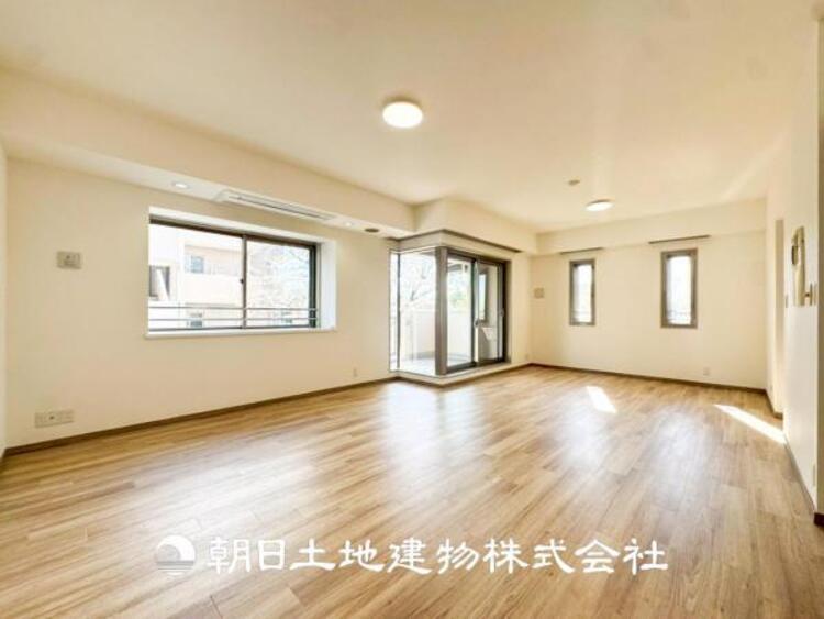 居間 【リビング】大切なご家族、招いた友人と過ごすひと時を溢れる光が優しく包み込む空間。大切な人とともに、心穏やかに過ごすひととき。家族との時間、自分の時間を大切にできる空間を作りました。