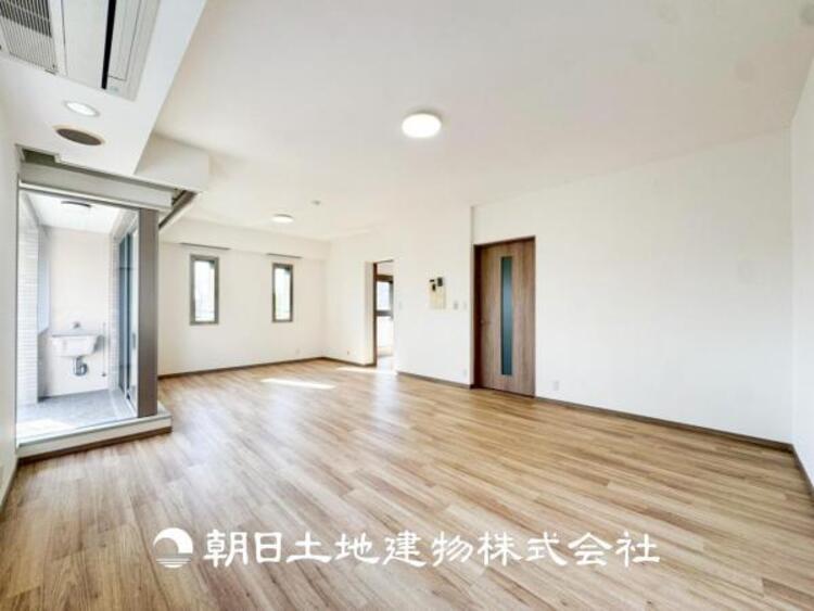 居間 【リビング】リビングにはみんなが集い、食事や楽しい会話が始まる。話に夢中になりすぎて、ついつい時を忘れてしまう。そんな束の間の幸せを感じさせてくれる場所。お子様の勉強スペースとしても活用できます。